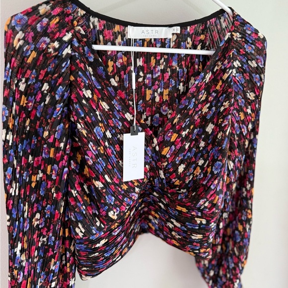 ASTR The Label Pernilla Pleated Long Sleeve Blouse - Black/Pink Ditsy - Medium - Picture 9 of 14